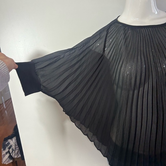 RENEE C MADE IN USA sheer pleated top IN SIZE MEDIUM - Picture 4 of 7